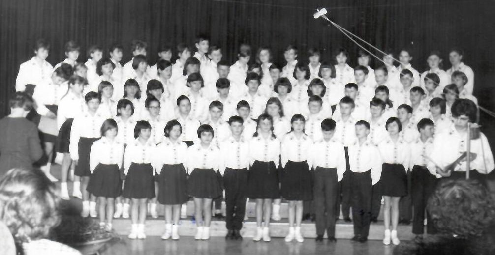 Mladinski pevski zbor OŠ Trnovo leta 1966